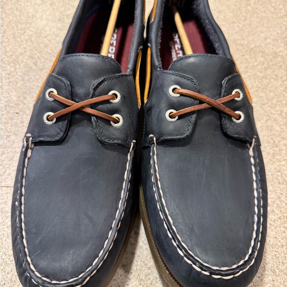 Sperry men’s brand new navy blue Leather boat shoes in original box.